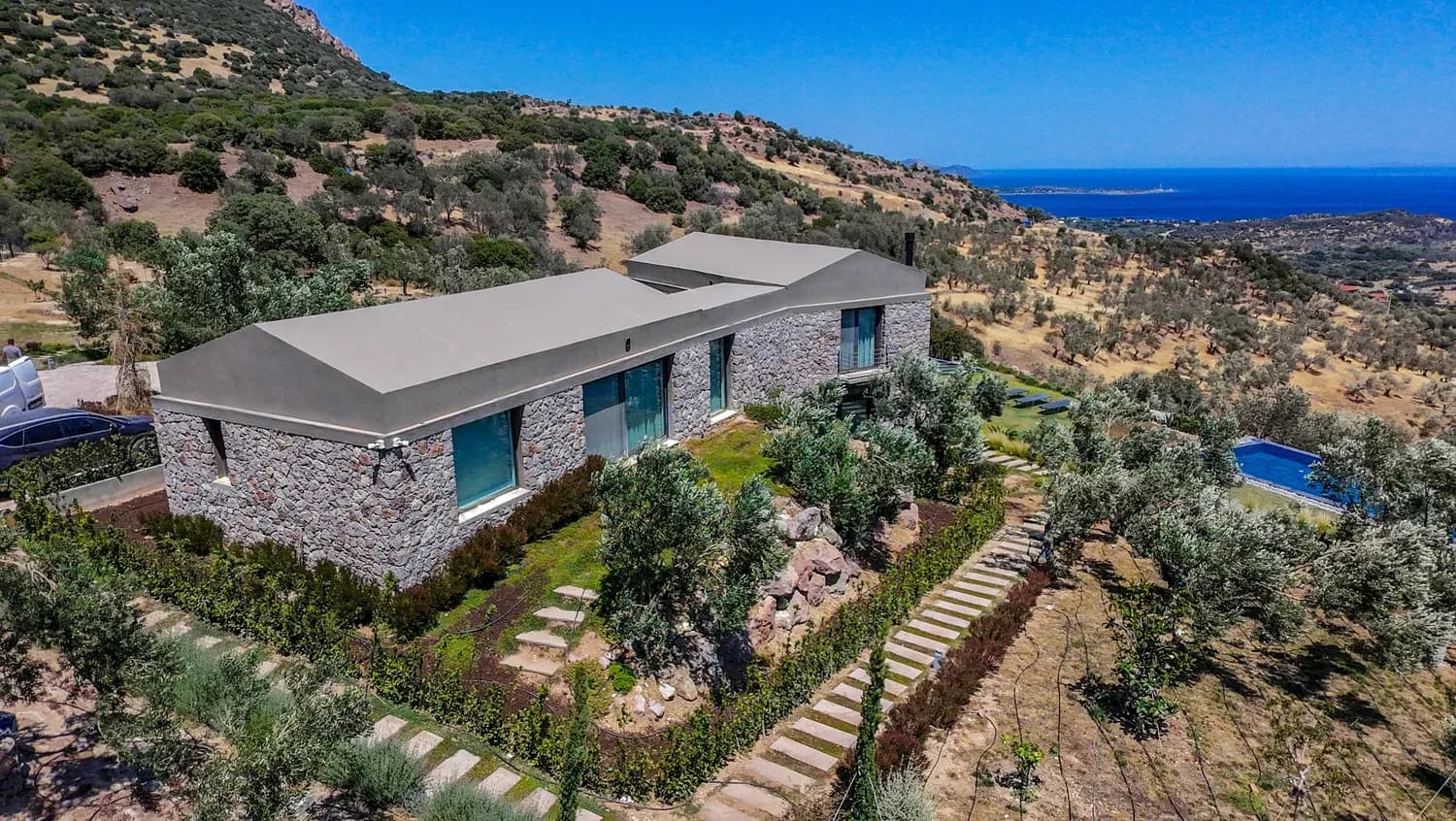 Akşahin Evi - Kapak Görseli